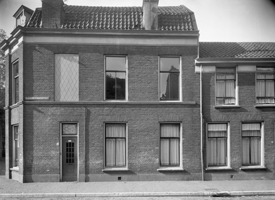 43364 Gezicht op de voorgevel van het huis Leidschedwarsstraat 4 te Utrecht.N.B. De straatnaam Leidschedwarsstraat is ...